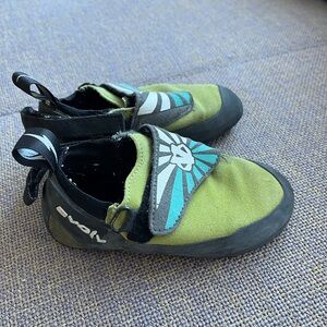 Evolv Venga Climbing Shoe 12US (Fits like  10/11T) Kids Toddler Preschool Shoes
